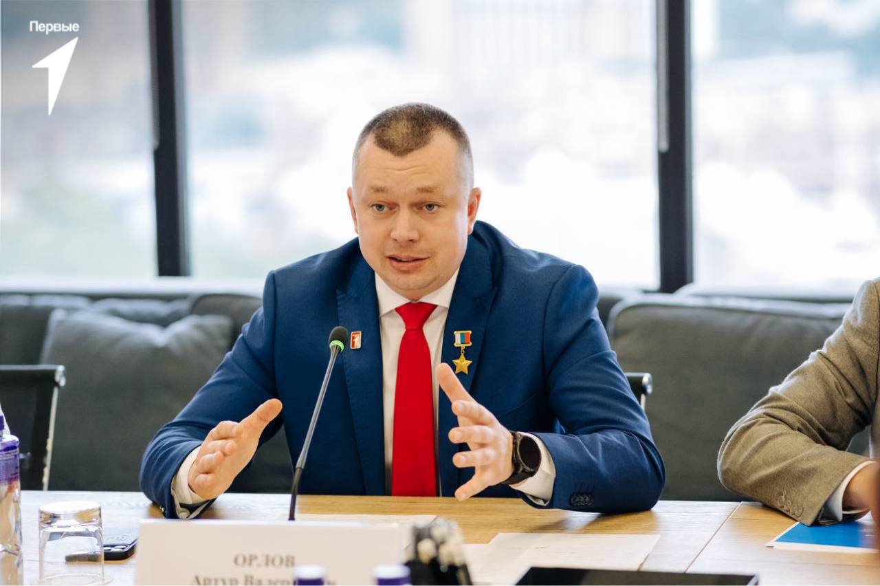 Движение Первых поделилось опытом с молодёжными организациями Узбекистана! Делегация из Республики посетила центральный офис Движения Первых в Москве. Её возглавила министр дошкольного и школьного образования Узбекистана Хилола Умарова. Гости из Узбекистана познакомились с концепцией МАДО. Кроме Движения Первых в неё входят представители молодёжных организаций еще 11 стран, среди которых Алжир, Индия, Казахстан, Малайзия и ЮАР. Со стороны Движения во встрече участвовали председатель правления организации, Герой России, Артур Орлов и его заместители. Они рассказали о принципах работы Движения Первых и его флагманских проектах. Особое внимание было уделено проекту «Школьные клубы дипломатии» — в Узбекистане к нему присоединились уже 5 президентских школ. Делегация из Узбекистана подчеркнула успешный опыт Движения Первых, выразив желание перенять отдельные практики работы организации и продолжить сотрудничество. За столь короткий срок удалось охватить все ключевые направления становления ребят, что говорит о серьёзном подходе к решению задач по работе с подрастающим поколением, — отметила министр дошкольного и школьного образования Республики Узбекистан Хилола Умарова.