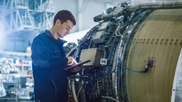 Boeing выпускает больше самолётов но всё ещё не зарабатывает на этом Американская корпорация продемонстрировала улучшение операционных показателей в первом квартале 2026 года однако компания по прежнему остаётся убыточной несмотря на рост производства и выручки По итогам квартала выручка достигла 22 2 млрд долларов что на 14 больше по сравнению с аналогичным периодом прошлого года Основным драйвером стали увеличенные поставки коммерческих самолётов их число выросло со 130 до 143 единиц Тем не менее компания зафиксировала чистый убыток в размере 7 млн долларов хотя и стоит признать что он существенно сократился по сравнению с 31 млн долларов годом ранее Несмотря на то что отрицательный свободный денежный поток также сократился он всё же сохраняется на уровне около 1 5 млрд долларов что отражает продолжающиеся инвестиции и разрыв между ростом производства и финансовой отдачей Общий портфель заказов Boeing достиг рекордных 695 млрд долларов включая более 6 100 коммерческих самолётов что подтверждает высокий долгосрочный спрос Однако прибыльность остаётся под давлением коммерческое подразделение продолжает работать в минусе с операционной маржой около 6 несмотря на увеличение объёмов выпуска Финансовое положение компании также осложняется значительной долговой нагрузкой в около 47 млрд долларов с вытекающими расходами на обслуживание долга и снижением объёма денежных средств При этом другие направления показывают более устойчивые результаты Подразделение обороны и космоса увеличило выручку и прибыль а сервисный бизнес сохраняет стабильные показатели В целом текущие результаты отражают переходный этап операционная деятельность улучшается но компания ещё не вышла на стабильную прибыльность Таким образом Boeing постепенно восстанавливает производство и наращивает поставки однако слабая маржинальность и высокий уровень затрат пока не позволяют ей вернуться к устойчивой финансовой эффективности AdobeStock Постфактум Boeing Подписывайся на нас в MAX Онлайн проект eMAKS aviasalonmaks