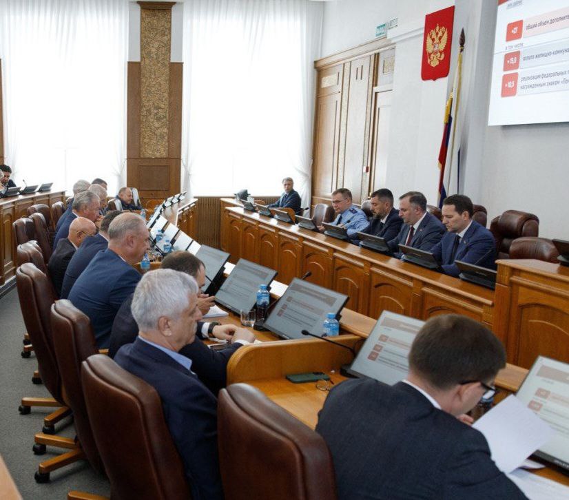 Прокурор области принял участие в 69 заседании Законодательного Собрания Челябинской области Сегодня прокурор области Игорь Донгаузер принял участие в 69 м заседании Законодательного Собрания на котором рассмотрен 41 вопрос в том числе 31 проект закона Депутатами поддержан законопроект разработанный по предложению прокуратуры области о предоставлении права на бесплатное выделение земельных участков находящихся в государственной или муниципальной собственности и денежной выплаты взамен для участников частных военных компаний и лицам продолжающим свое участие в СВО В первом чтении одобрен проект закона проработанный прокуратурой области и регулирующий вопросы пробации Документ определяет полномочия органов государственной власти по вопросам занятости населения социальной адаптации и социальной реабилитации осужденных Законодателями региона продлены сроки действия предоставления специальной социальной выплаты отдельным категориям медицинских работников ежемесячной денежной выплаты работникам областных государственных учреждений осуществляющим перевозки автомобилями скорой медицинской помощи бригад скорой медицинской помощи на 2026 год Поддержан законопроект предоставляющий право на получение ежемесячного социального пособия жителям региона удостоенным почётными званиями в области образования архитектуры В первом чтении депутатами принят созданный с учетом информации прокуратуры законопроект об установлении административной ответственности за парковку и передвижение на самокатах в неположенных местах Нормативные правовые акты предварительно изучены в прокуратуре области прошли антикоррупционную экспертизу chelprocrf Сайт Тelegram ВКпочетное звание