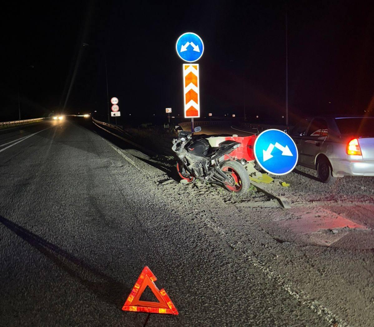 Девушка врезалась в отбойник на мотоцикле в Кочубеевском округе Вечером 17 мая на трассе «Кавказ» водитель мотоцикла Yamaha на скорости не справилась с управлением и врезалась в ограждение. На момент аварии водитель была в мотошлеме, что помогло избежать тяжких последствий. Девушке назначили амбулаторное лечение. Выяснилось, что у 23-летней ставропольчанки нет соответствующей категории прав, сообщили в Госавтоинспекции.