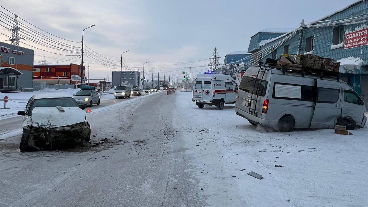 В Якутске за прошедшие сутки зарегистрировано 11 ДТП  20 января около 9 часов утра 46-летний водитель микроавтобуса "Toyota Hiace", следуя по ул. Чернышевского, при повороте налево не предоставил преимущество в движении автомобилю "Toyota Corolla", который двигался со встречного направления.   Прибывшая бригада скорой медицинской помощи доставила водителя и пассажира автомобиля "Toyota Corolla" в медучреждение, где им диагностировали травмы различной степени тяжести.   Позже, около 12 часов дня на пр. Михаила Николаева 41-летний водитель, управляя автомобилем "Toyota Fielder", выехав на полосу, предназначенную для встречного движения,допустил столкновение с автомобилем "Toyota Probox".   В результате столкновения пассажиру автомобиля "Toyota Probox" диагностировали травмы головы и ушибы.