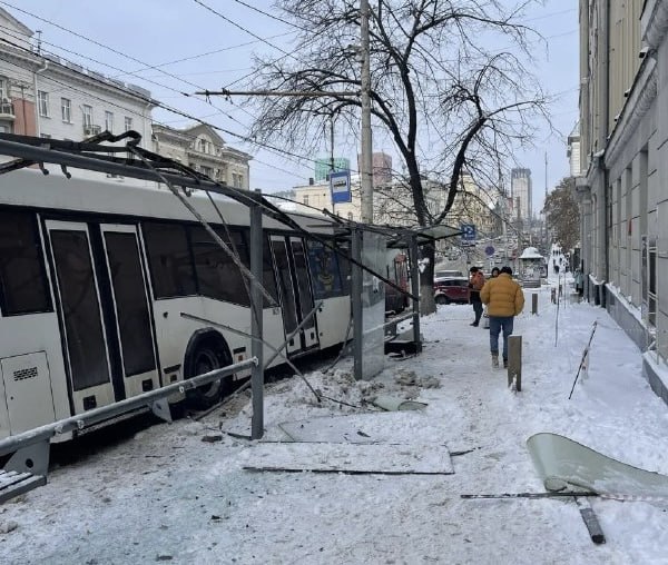 Остановочный павильон заменят в Ростове после столкновения автобусов Остановочный павильон на проспекте Буденновском 34 разрушенный в результате ДТП с двумя автобусами будет заменен Об этом сообщили в администрации Ростова на Дону ДТП произошло утром 26 января Столкнулись два автобуса маршрута 83 перевозчик ООО Янтарь 1 и маршрута 27 перевозчик ООО ЮТК После столкновения автобус маршрута 27 совершил наезд на остановочный павильон пишет источник В результате происшествия пассажиры не пострадали Автобусы получили механические повреждения разрушен остановочный павильон Фото сайт администрации Ростова ИА ДОН 24 Отправить новость