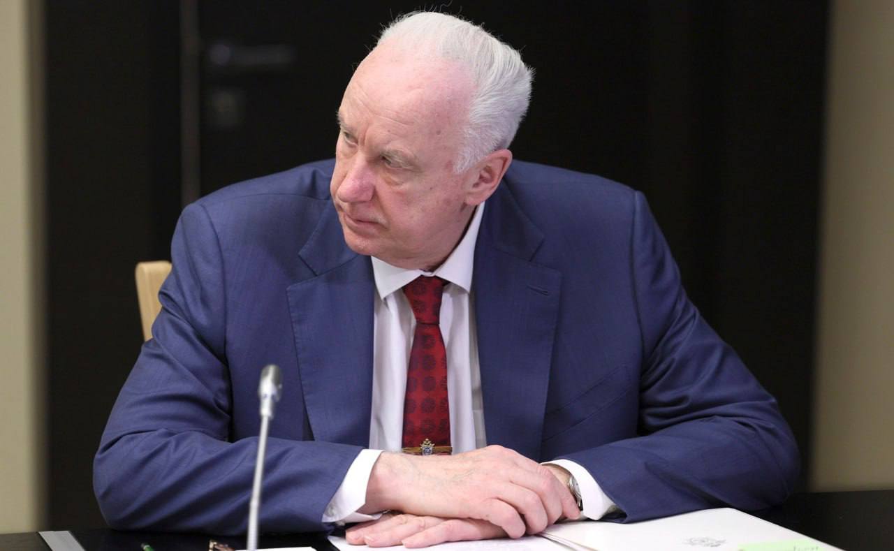 Бастрыкин рассказал подробности подрыва моста в Брянской области Председатель Следственного комитета РФ Александр Бастрыкин в эфире телеканал «Россия 1» сообщил, что террористы, подорвавшие мост в Брянской области, знали, что по путям едет пассажирский поезд. Он уточнил, что террористы осознавали, что именно они подрывают. Они знали, что это не военный состав. Они понимали, что пассажиры - гражданские лица. Они понимали, что поезд идет на Москву и в нем находятся родители и дети, которые едут на каникулы. И поэтому они прекрасно осознавали, что они подрывают мирных людей, — отметил Бастрыкин.