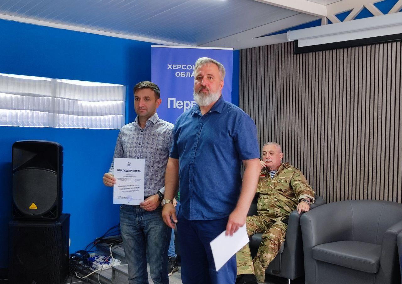 В Голопристанском округе вручили благодарности от губернатора Херсонской области Владимира Сальдо  По поручению губернатора Херсонской области, секретаря регионального отделения партии «Единая Россия» Владимира Сальдо, руководитель филиала Центра «ВОИН» и депутат Херсонской областной Думы Андрей Сабинов вручил благодарности сотрудникам отдела инфраструктуры Голопристанской администрации и работникам МКУ «Благоустройство Голопристанского МО» за оказанную помощь в благоустройстве воинских захоронений на территории Голопристанского муниципального округа.   За первое полугодие 2025 года, в рамках подготовки к празднованию 80-летия Великой Победы, сотрудниками коммунальных служб и волонтерами было отреставрировано и приведено в надлежащее состояние более 50 мемориальных объектов и воинских захоронений.   Мероприятия по благоустройству реализовывались в рамках акции «Забота и уход» и партийного проекта «Историческая память», инициированных региональным отделением партии «Единая Россия».