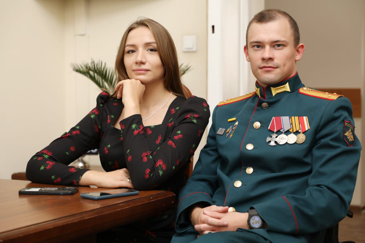 В Краснодаре встретился с участниками специальной военной операции Один из них титулованный спортсмен чемпион мира по боевому самбо казак и мой помощник по работе в Государственной думе на общественных началах Федор Дурыманов Федор кадровый офицер В нынешнем году принял решение уйти на фронт где в составе одного из воинских подразделений выполняет боевые задачи в Херсонской области Он уже удостоен ряда ведомственных наград и знаков отличия Несмотря на свой кратковременный служебный отпуск Федор Дурыманов встречается с молодежью казачатами юными спортсменами и боевыми товарищами Ведет активную деятельность по военно патриотическому воспитанию и формированию здорового образа жизни у молодого поколения На нашу встречу он пригласил еще одного участника СВО Кирилла Черноусова из Северского района Молодой офицер из семьи военнослужащих активно занимался спортом по стопам отца выбрал армию делом жизни На фронт попал с первых дней СВО Во время боя был серьезно ранен Награжден орденом Мужества медалями За отвагу и За боевые отличия Кирилл является финалистом регионального проекта Герои Кубани ЗащитникиОтечестваКубань который проходит под патронажем губернатора Краснодарского края Вениамина Кондратьева Программа предлагает участникам СВО профессиональное развитие обучение и возможность трудоустройства в ключевых сферах региона социальные гарантии и перспективы карьерного роста Кирилл Черноусов недавно женился на встречу пришел с супругой которая во всем его поддерживает и помогает Поздравил ребят с Днем офицера который отмечался в России накануне Также обсудили важность вовлечения ветеранов боевых действий в военно спортивное воспитание подрастающего поколения социализацию бойцов получивших тяжелые ранения их участие в мероприятиях по различным направлениям Эту работу помогает осуществлять наш Благотворительный фонд Доступный спорт Совместно с региональными и муниципальными спортивными федерациями профессиональными клубами и титулованными спортсменами мы реализуем ряд проектов Чемпионы детям Донбасса Чемпионы казачьей молодежи Чемпионы кадетам Бокс в школу и др Уверен что военнослужащие прошедшие тяжелые испытания и в мирной жизни смогут проявить свой потенциал и станут надежной опорой для общества примером для молодого поколения