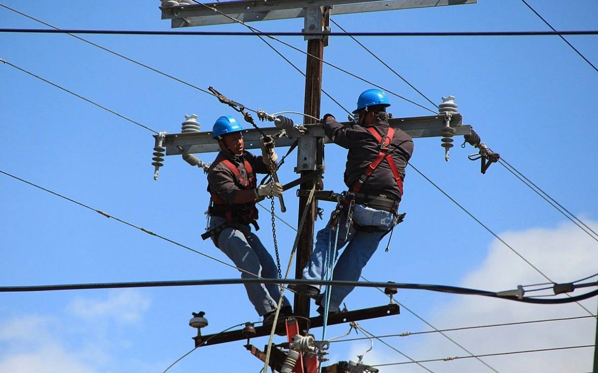 Спор о передаче электросети Салавата в частные руки дошел до ВС РФ Экономическая коллегия высшей судебной инстанции рассмотрит кассационное определение заместителя генерального прокурора РФ на решения нижестоящих судов Ранее три инстанции отказали надзорному ведомству в признании ничтожным договора 2020 года о передаче электросети в частные руки В августе 2020 года администрация Салавата МУП Электрические сети и компания АСТ заключили концессионное соглашение по которому электросетевое хозяйство города на 50 лет передали АСТ Компания обязалась за свой счет реконструировать и модернизировать электросети бесперебойно снабжать город электричеством Сделку оспорила прокуратура республики В 2024 году суды трех инстанций отказали ей в признании концессионного соглашения ничтожной сделкой РБК Уфа в Telegram РБК Уфа в MAX