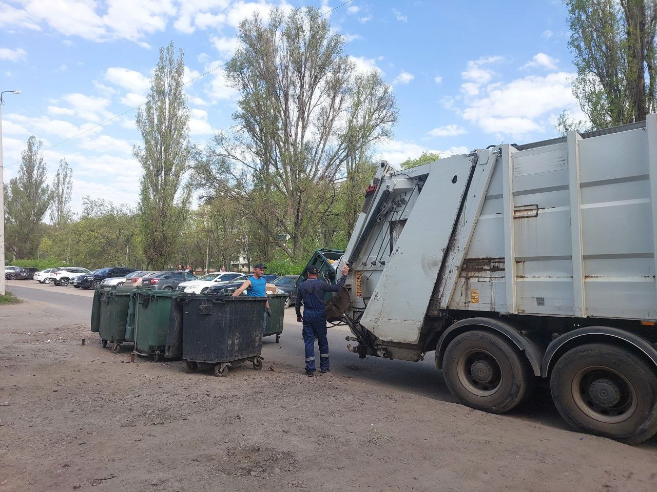 Множество коммунальных проблем накопилось у жителей дома №54 на проспекте Ленинского Комсомола. Сегодня утром с курянами встретился врио губернатора Александр Хинштейн. Так, жильцы рассказали, что контейнерную площадку перенесли с привычного места и разместили напротив подъездов. К слову, мусор здесь не вывозят неделями. Выяснилось, что со старого места контейнеры пришлось убрать, так как там проходят коммуникации «Водоканала». Тяжелая техника, которая вывозит мусор, угрожала их целостности. Однако руководство УК, выбирая новое место для баков, с жителями не посоветовалось. Александр Хинштейн дал поручение и.о. главы города и врио министра ЖКХ области детально разобраться в ситуации и выбрать новое место для контейнеров. А вот многодетная мама ранее в соцсетях пожаловалась, что рядом с домом снесли детскую площадку. Она была на балансе города, затем - управляющей компании. Та отказалась ее обслуживать, и площадку снесли. Как еще два десятка таких же, уточнил Александр Хинштейн. Глава региона пообещал, что детские игровые комплексы восстановят, но не одномоментно. Активной маме поручено возглавить инициативную группу мам Курска. Сейм Курская область