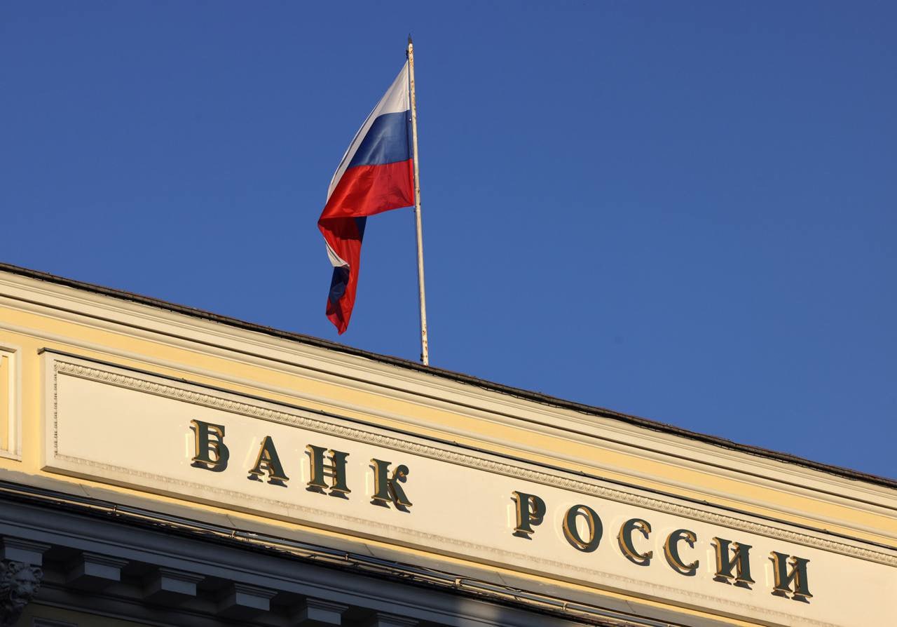 ЦБ допускает что ему могут потребоваться паузы в снижении ключевой ставки Это следует из протокола обсуждения ключевой ставки на неделе тишины которая была до 12 сентября а также в день заседания 12 сентября когда ставка была снижена с 18 до 17 Участники были единодушны в выборе сигнала необходимо сохранить нейтральный сигнал поскольку проинфляционные риски преобладают на прогнозном горизонте Банку России могут потребоваться паузы в снижении ключевой ставки сказано в резюме обсуждений jkinvest news jkinvest