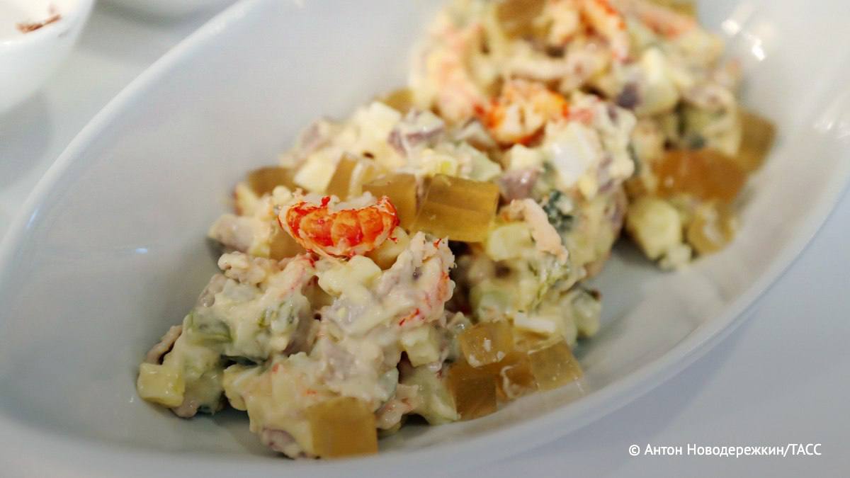 Попытки доесть салаты которые хранятся больше суток приводят к токсикоинфекциям сообщила ТАСС аллерголог иммунолог Рябова Салаты заправленные майонезом не хранятся больше суток Дальше уже блюдо переходит на темную сторону и можно отравиться сказала она Подпишись на ТАСС Кавказ в Max