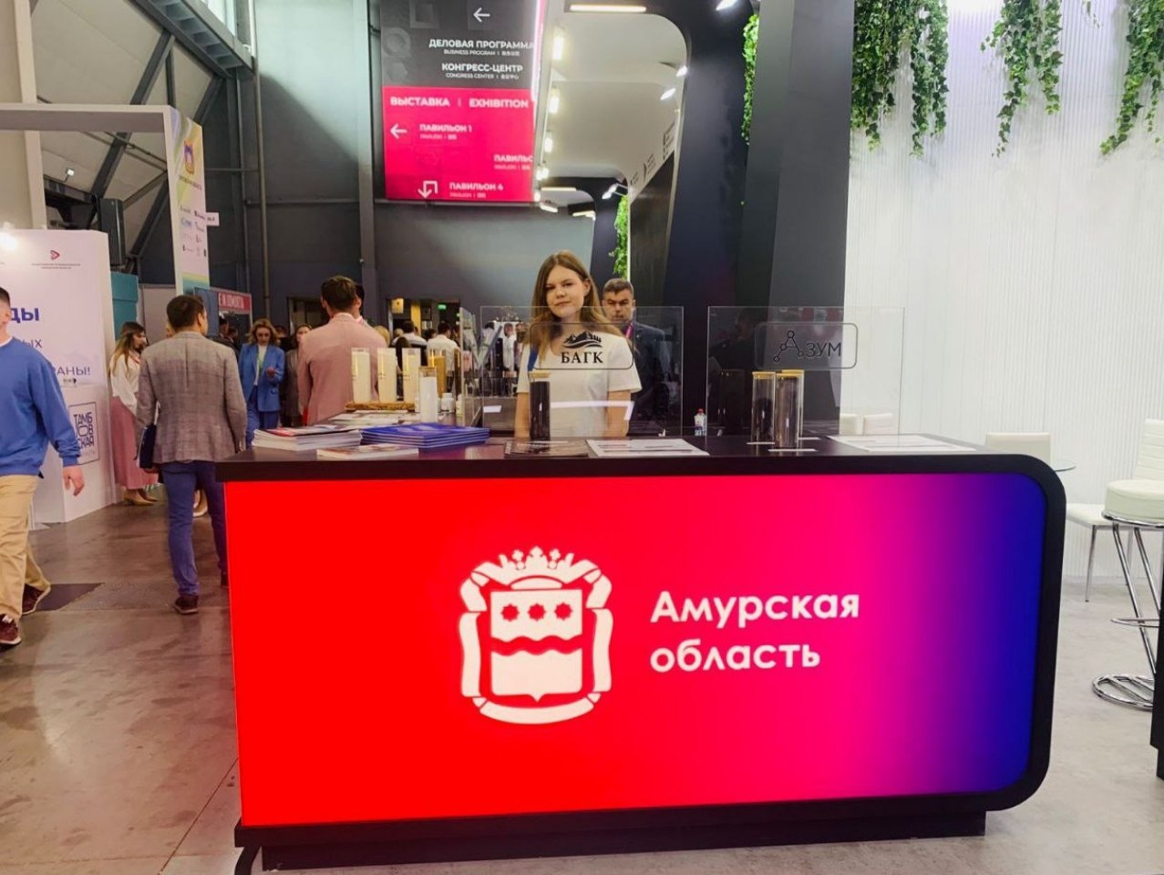 Амурская область впервые представила промышленный потенциал на Международной промышленной выставке «Иннопром» Вчера состоялось открытие международной промышленной выставки «Иннопром-2025» В состав делегации от Амурской области вошли: министр экономического развития области Оксана Кукшенёва, генеральный директор Фонда развития промышленности области Виктория Скродерис и директор Агентства по привлечению инвестиций области Ольга Темченко и руководители промышленных предприятий региона. Презентацию социально-экономического развития региона и его инвестиционный потенциал представили министр экономического развития Амурской области Оксана Кукшенёва и руководитель Агентства Амурской области по привлечению инвестиций Ольга Темченко. Участниками сессии стали представители отраслевых ведомств регионов страны, руководители отечественных промышленных предприятий, а также представители КНР. «Амурская область уверенно подтверждает статус динамично развивающегося региона: по итогам 2024 года валовой региональный продукт впервые перешагнул рубеж в один триллион рублей. Индекс по обрабатывающим производствам составил 109,4 %, рост вязан с работой 4 линий Амурского газоперерабатывающего завода и других предприятий в обрабатывающем секторе. Мы продолжаем работу по формированию промышленной инфраструктуры для дальнейшего развития. В рамках проекта Наставничества нам представлена уникальная возможность презентовать достижения и потенциал Амурской области совместно с Краснодарским краем», - сказала министр экономического развития области Оксана Кукшенёва. На совместном стенде в рамках выставки демонстрируют достижения 4 ведущих предприятия региона: АО "БАГК", ООО "АЗУМ", АО"Аметис" и ООО "АГХК, а также 12 индустриальных компаний Краснодарского края. Взаимодействие регионов на уровне институтов развития закрепили соглашением. Фонд развития промышленности Краснодарского края и Фонд развития Амурской области будут сотрудничать в совершенствовании промышленной политики. В том числе – в реализации проектов финансовой поддержки обрабатывающих предприятий области и края. Соответствующее соглашение заключили директор Фонда развития промышленности Краснодарского края Дмитрий Цаплев и генеральный директор Фонда развития Амурской области Виктория Скродерис.