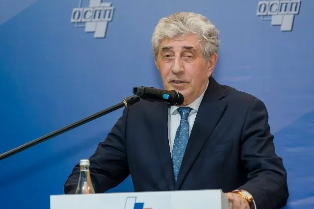 Что мешает бизнесу Спикер заксоба Оренбургской области назвал ТОП 5 проблем В Политехническом музее Оренбурга прошла конференция промышленников и предпринимателей участие приняли более 400 человек На конференции участники обозначили ТОП 5 проблем мешающих бизнесу Это по их мнению рост тарифов высокая ключевая ставка налоги рост цен производителей и самая острая нехватка квалифицированных кадров На съезде РСПП с участием Президента страны эти проблемы были обозначены как общероссийские Бизнес это подтверждает В нашем регионе уже есть положительная практика в решение кадрового вопроса Эта конференция проходит на площадке нового лицея в котором будут действовать профильные классы а обучение проходить в тесном партнерстве с промышленными предприятиями То есть по сути бизнес будет готовить для себя кадры уже со школьной скамьи Задача образования 21 века подготовка не теоретиков а людей готовых по настоящему работать В свою очередь наш Союз еще пять лет назад инициировал конкурс среди учащихся Профессиональные тренды Оренбуржья Тем самым популяризируя рабочие профессии демонстрируя промышленный потенциал области И эта работа уже дает положительные результаты сказал спикер Заксоба и руководитель ОСПП Сергей Грачев Губернатор Евгений Солнцев предложил руководителям предприятий взять шефство над конкретными классами в школах на территории своего присутствия а также отметил рост инвестиций и повышение инвестпривлекательности региона плюс 35 млрд к уровню прошлого года Урал56 Ру в МАХ