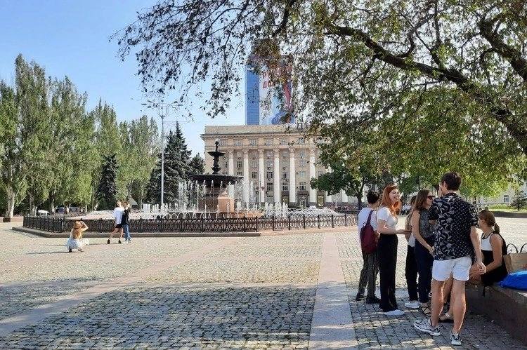 «Поддержим наш Донецк!»: В России стартовало народное голосование за звание культурной столицы 2027 года В России стартовало народное голосование, в рамках которого города борются за звание «Культурной столицы 2027 года». В числе 39 претендентов находится и Донецк, столица ДНР. Донецк борется за звание «Культурной столицы России» 2027 года. Народное голосование уже идет. Жители могут проголосовать за Донецк на портале Госуслуг до 5 декабря 2025 года. Для участия необходимо авторизоваться, перейти в раздел конкурса и выбрать свой город.