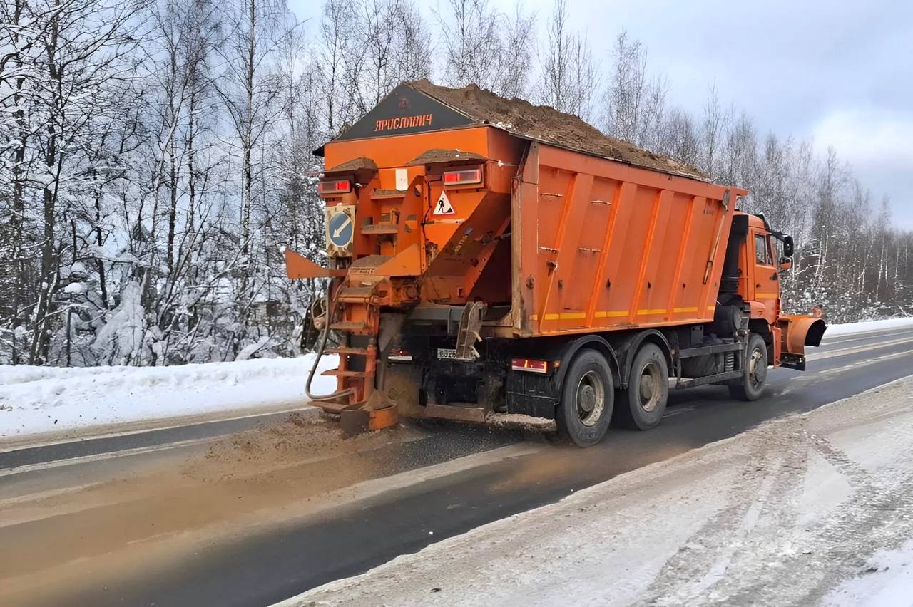 По прогнозам синоптиков в ближайшие дни в области ожидаются дождь и снег Службы уже работают в режиме повышенной готовности специалисты мониторят состояние покрытия а дежурные круглосуточно отслеживают состояние региональных трасс и оперативно направляют технику для противогололёдной обработки Водители будьте внимательны снижайте скорость увеличивайте дистанцию особенно в ночное и утреннее время когда перепады температуры наиболее ощутимы О внештатных ситуациях на областных трассах можно сообщить в диспетчерскую Ярдорслужбы 8 4852 90 92 50   Подпишись на MAX чтобы быть на связи
