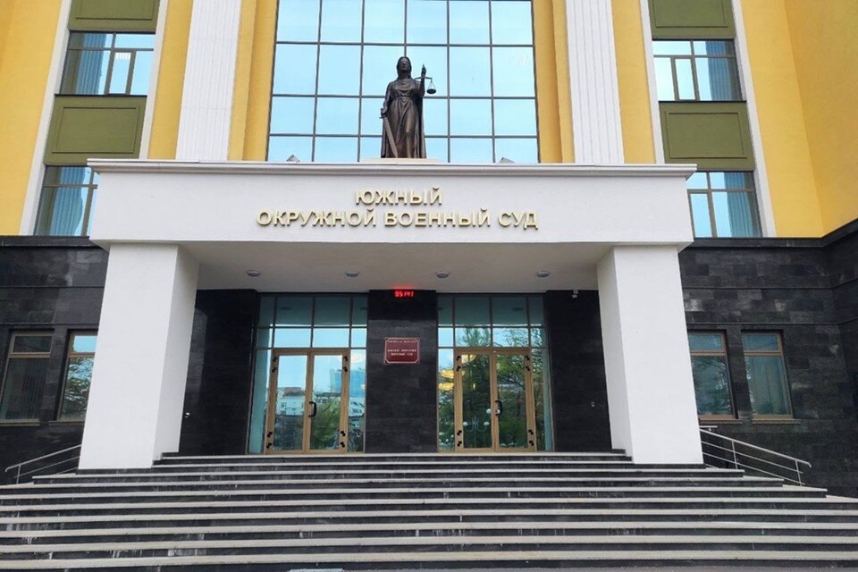 Жителя Новороссийска осудили на девять лет за фейки об ударах ВС РФ на Украине Также Николай Артамонов размещал посты с публичными призывами к терроризму и его пропагандой Южный окружной военный суд приговорил жителя Новороссийска Краснодарского края Николая Артамонова к девяти годам лишения свободы за фейки о нанесении ударов российскими войсками на Украине и попытку вступления в террористическую организацию Об этом ТАСС сообщил представитель суда 29 марта 2023 года Артамонов в городе Новороссийске Краснодарского края публично опубликовал заранее изготовленный им видеоролик в котором содержалась информация об осуществлении военнослужащими Вооруженных сил РФ действий характеризуемых как преступные на территории Украины Решением суда он признан виновным и ему назначено 9 лет колонии строгого режима с отбыванием первых 4 лет в тюрьме говорится в сообщении По версии следствия фигурант с мая по июль 2023 года также неоднократно размещал посты с публичными призывами к терроризму и его пропагандой Летом 2023 года подсудимый в переписке с неустановленным лицом узнал о способах въезда на территорию Украины и вступления в запрещенную террористическую организацию Легион Свобода России признан террористической организацией запрещен в РФ Он заполнил анкету на вступление получил указания о маршруте для пересечения границы По плану он должен был прибыть в Белгородскую область и оттуда направиться на Украину 3 августа 2023 года подсудимый был задержан сотрудниками погрануправления ФСБ России по Краснодарскому краю на вокзале в Новороссийске когда сел в вагон пригородного поезда В его отношении возбудили дело по ч 1 ст 280 3 публичные действия направленные на дискредитацию использования Вооруженных сил Российской Федерации ч 2 ст 205 2 публичные призывы к осуществлению террористической деятельности ч 1 ст 30 ч 2 ст 205 5 попытка вступления в состав террористической организации УК РФ Подписаться на каналы Новости Подработка Акции Помощь