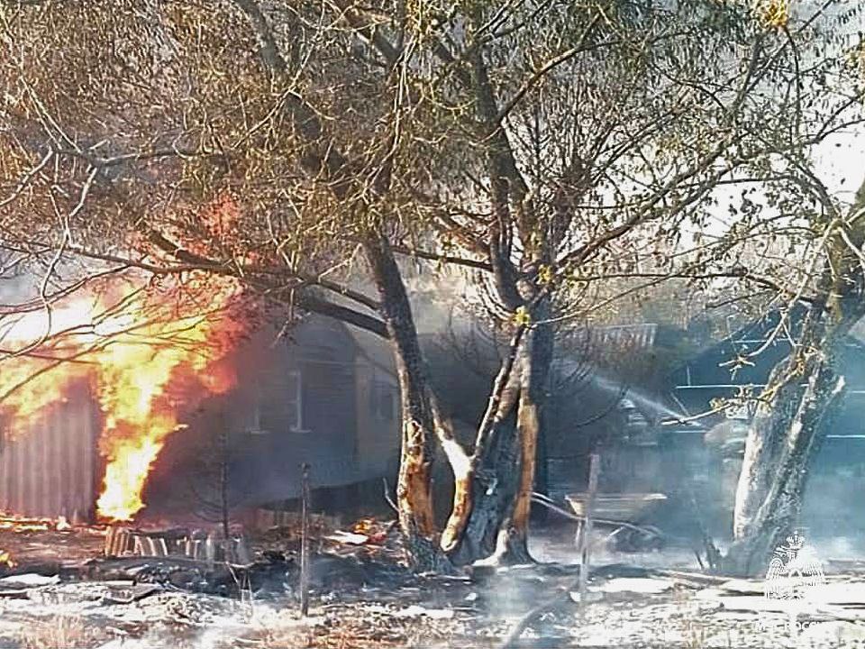 В Курской области вынесен приговор по уголовному делу по факту сжигания сухой травы   В октябре 2024 года жительница села Верхнее Гуторово жгла траву на своем огороде. Ветер перебросил пламя на соседний участок. В результате были уничтожены гараж и жилой дом. Общая площадь пожара составила 5 гектаров. Сумма ущерба превысила 1,3 миллиона рублей.  В регионе действовал особый противопожарный режим, запрещающий разведение открытого огня.  -  Теперь ей предстоит заплатить еще и штраф, - сообщили в МЧС.