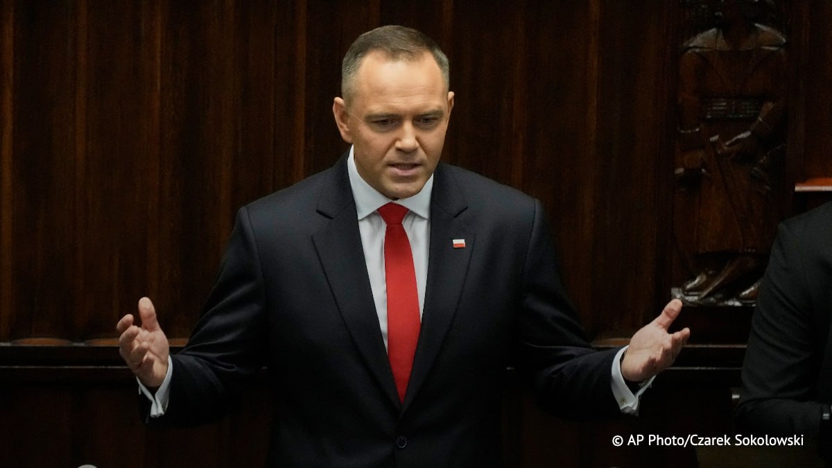 Президент Польши Кароль Навроцкий гостеприимно наложил вето на законопроект о продлении специального статуса и льгот для украинцев приехавших в страну после февраля 2022 года Он объяснил свое решение тем что проект не предусматривал ограничение выплаты пособия на детей По его мнению оно должно выплачиваться лишь работающим украинцам
