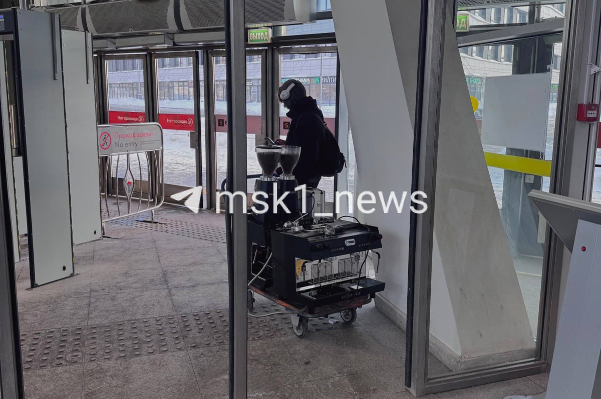 Станция МЦК Нижегородская до сих пор закрыта поезда проезжают её без остановки По словам пассажиров станцию закрыли из за обвала платформы На фото из поезда можно заметить что бетонные плиты сильно просели В департаменте транспорта и пресс службе Московской железной дороги закрытие станции объяснили техническими причинами На дверях теперь висит табличка с надписью Станция закрыта Пользуйтесь наземным городским транспортом На выходе со станции корреспондент msk1 news заметил сотрудников кофейни которые вывозят оборудование Сотрудник МЦК отметил что станция закрыта надолго MSK1 в MAX Прислать новость