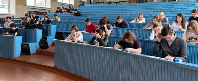18 апреля в Братском государственном университете прошла городская олимпиада по английскому языку среди обучающихся образовательных учреждений г. Братска, в которой приняло участие 36 человек. 2025 год — Год 80-летия Победы в Великой Отечественной войне, Год мира и единства в борьбе с нацизмом. Это день со слезами на глазах - дань уважения погибшим и выжившим. Поэтому неслучайно тема ежегодной олимпиады по английскому языку в этом году – «To the 80th anniversary of Great Victory». Задания олимпиады были непростые и включали в себя: 1 прослушивание текста и выполнение заданий на его понимание; 2 викторина на знание исторических событий; 3 чтение текста и выполнение заданий на его понимание; 4 выполнение заданий на словообразование; 5 лексико-грамматический тест; 6 нахождение и исправление ошибок, 7 написание эссе о важности Дня победы для каждого из нас в объеме 100-120 слов. Время выполнения всех заданий составило 90 минут, максимальное количество набранных баллов равнялось 70. Для проведения и оценивания олимпиады был сформирован оргкомитет и жюри в составе: Петришиной Я.В. доцента кафедры правоведения и иностранных языков, Старковой Л.В., доцента кафедры правоведения и иностранных языков, Лапченко Е.П., ст. преподавателя кафедры правоведения и иностранных языков. На основе представленных работ жюри олимпиады определило 4-х победителей среди обучающихся БрГУ: Торощина Карина, ПИЭ-24 Стафеев Станислав, ИПО-21 Колганова Людмила, БУЛАТ-24 Неруш Евгений, ИСИТ-24 и 3-х победителей среди обучающихся СПО и СОШ г. Братска. Калистратова Александра МБОУ «Лицей №1» Кудашкина Елизавета МБОУ «СОШ №18» Кузнецов Захар МБОУ «СОШ №18» Желаем дальнейших успехов в изучении английского языка!