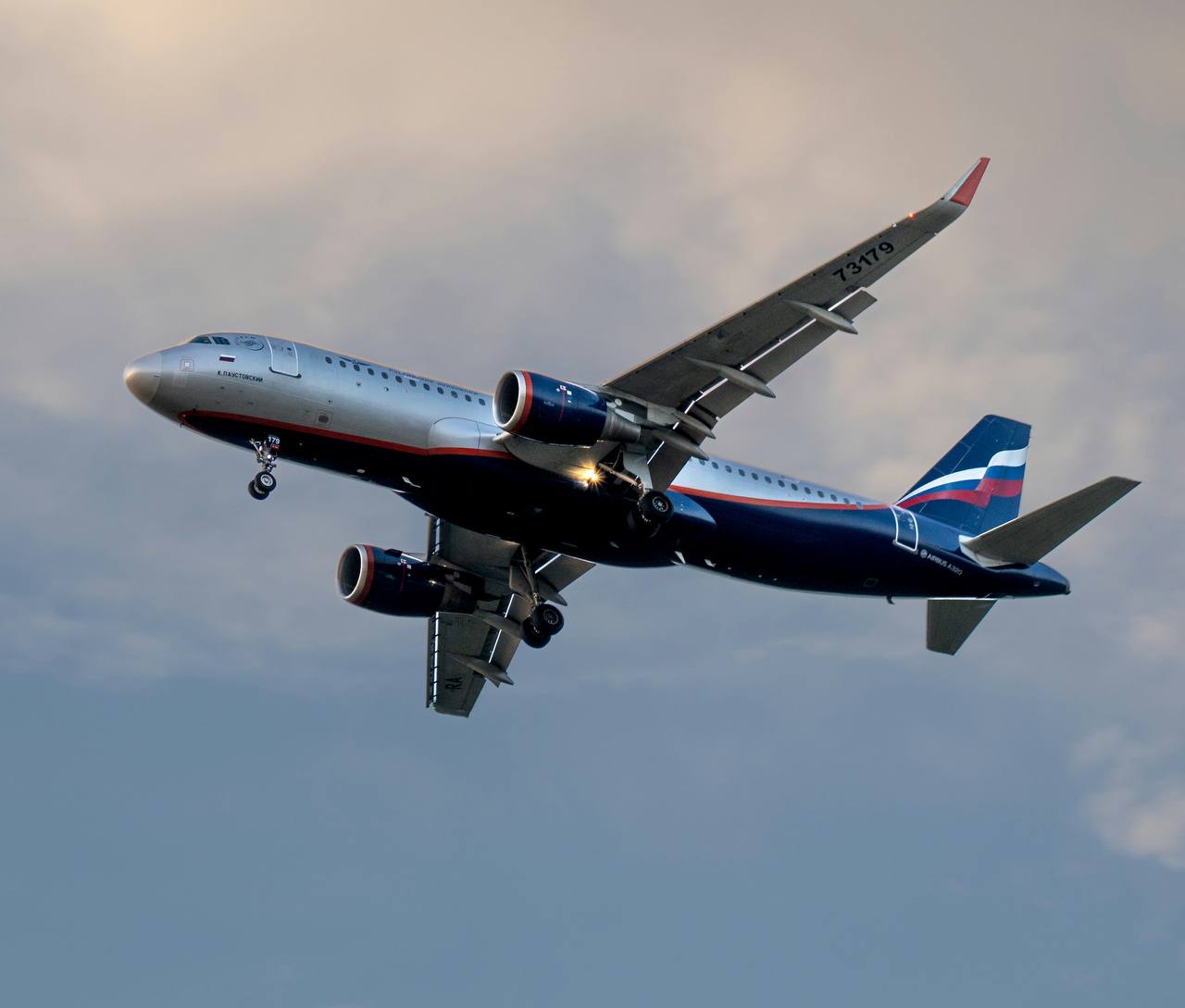 Аэрофлот запустил онлайн сервис для бесплатного получения справок Главный плюс новшества отсутствие сбора за услугу Авиакомпания Аэрофлот представила новый проект для самостоятельного оформления справок Получить документы можно бесплатно на официальном сайте в разделе Сервисы и услуги оформление справок Новая услуга позволяет избежать личного посещения офисов и полностью отказаться от оплаты дополнительных сборов Пассажирам доступны три вида справок о подтверждении факта перелета приобретения билетов и стоимости перевозки а также об отмене или задержке рейса Для оформления необходимо заполнить короткую онлайн заявку при этом дата вылета должна быть не позднее двух лет с момента запроса Справка формируется автоматически и направляется на электронную почту пассажира Документ подписывается цифровой подписью и имеет полную юридическую силу