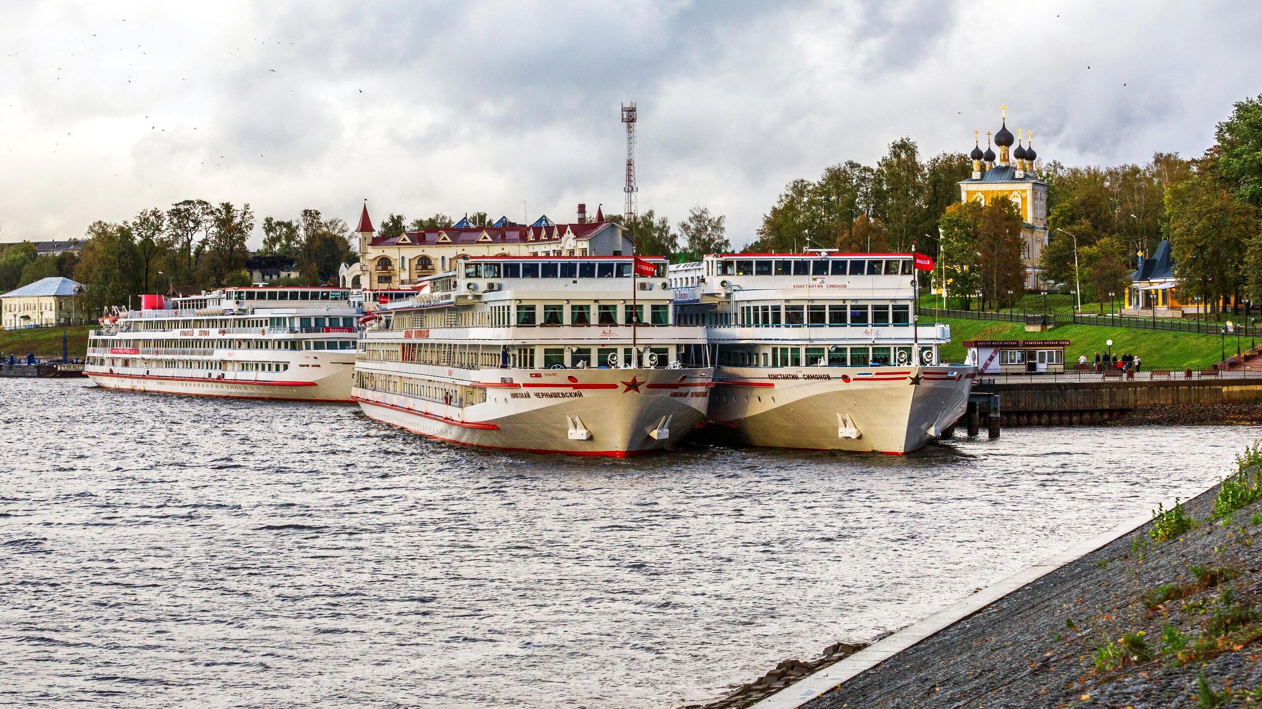 Речные круизы на лето раскуплены уже на треть Спросом пользуются как короткие поездки на выходные так и многодневные походы Самые популярные направления лучшие цены по акциям и новинки на которые стоит обратить внимание в материале РИА Новости Плавучий отель В последние пять лет у речных круизов по России становится все больше поклонников Эти путешествия сочетают отдых на воде экскурсии и оздоровление ведь многие суда имеют статус теплоходов пансионатов рассказывает директор департамента маркетинга ЛаВояж круизы путешествия Татьяна Коршунова Размещение в каютах уровня приличного отеля сервис качественный Акция раннего бронирования продлится до конца марта Скидки от пяти до двадцати процентов правда могут быть условия например стопроцентная предоплата Сейчас выкуплено примерно 35 путевок еще больше предоплачено уточняют в Инфофлоте