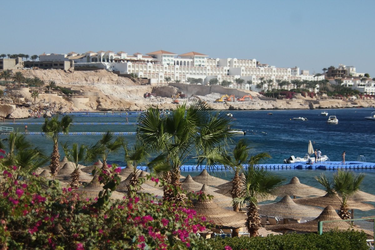 Челябинскую туристку удерживают в больнице в Египте 68 летняя жительница Челябинской области оказалась заложницей клиники Шарм эль Шейха из за долга за лечение Египетские врачи требуют около 6 7 тысяч долларов Женщина прилетела на отдых вместе с 71 летним мужем Через несколько дней ей стало плохо из за болей в животе В больнице ей сделали операцию по поводу кишечной непроходимости Сначала страховая компания признала случай страховым и подтвердила оплату лечения Но за день до выписки все изменилось Страховая отказалась покрывать расходы заявив что речь якобы идет об обострении хронического заболевания Выплата только 1000 долларов Остальное клиника предложила оплатить самостоятельно   Домой женщина должна была вылететь уже завтра но покинуть больницу не может а денег на оплату счета у семьи нет Подобные истории с российскими туристами за границей уже случались Как правило вопрос решался только после общественного резонанса и вмешательства МИДа