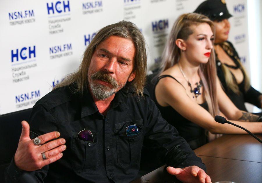 Прокуратура Хакасии требует удалить песню «Рэп — это кал» На сайте для прослушивания и скачивания музыки была выявлена аудиозапись «Рэп — это кал» группы «Коррозия металла», которая признана в РФ экстремистским материалом. Прокуратура Алтайского района обратилась к МВД с требованием удалить композицию и привлечь владельцев площадки к ответственности. По данному факту проводится проверка, — рассказал источник ИА Регнум. Регнум