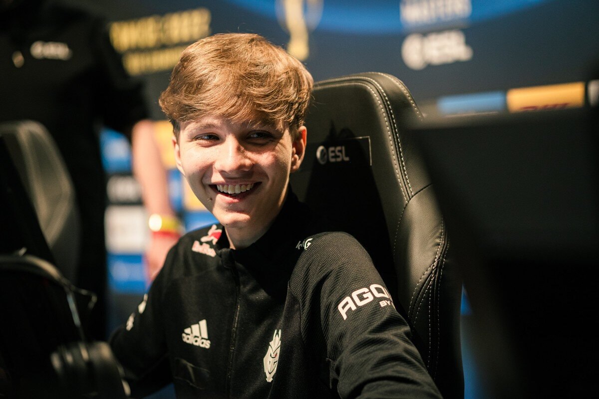 Российский киберспортсмен стал самым дорогим игроком в истории Игрок в Counter-Strike 2 из Подмосковья Илья Осипов, выступающий под ником m0NESY, стал самым дорогим игроком в истории киберспорта. Команда Team Falcons из ОАЭ заплатила за переход 19-летнего россиянина 2,5 млн долларов. По информации Cybersport ru, в новый клуб Осипов перешел из известной команды G2 Esports. В составе Team Falcons он займет место Абдула degster Гасанова. Его первым турниром за новую команду станет IEM Melbourne 2025, который пройдет в Австралии с 21 по 27 апреля. Осипов начал свою профессиональную карьеру в киберспорте в 2019 году и выиграл ряд престижных чемпионатов и состязаний. Также его признали одним из лучших игроков Counter-Strike 2 в мире. В ежегодной премии HLTV Awards он занял второе место в номинации «Лучший игрок года в CS2»