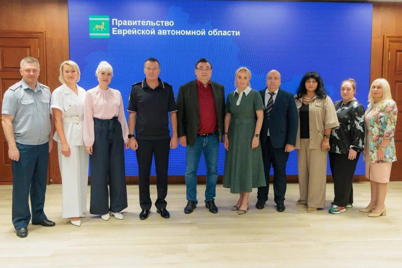 Министр юстиции РФ Константин Чуйченко и врио губернатора ЕАО Мария Костюк утвердили место строительства специализированной базы для служб охотничьего надзора автономии Главная цель проекта – защита амурского тигра, численность которого в России составляет около 750 особей, а также сохранение природы Дальнего Востока. Программа по сохранению популяции краснокнижного животного реализуется при поддержке Президента России Владимира Путина. Новый комплекс будет построен на берегу озера на улице Лесхоз в селе Птичник: там появится административный и гаражный комплексы, мастерская. Также будет оборудована оружейная комната, построенная по новым стандартам, обновится автопарк. В ознаменование начала строительства был заложен памятный камень. Планируется, что новая база будет построена в течение года. Госохотнадзор в регионе контролирует передвижения тигров, в том числе обеспечивает безопасность жителей, если животные появляются в населенных пунктах, а также ведет работу по экологическому мониторингу. Специализированная база позволит повысить качество этой работы. Также при поддержке Министерства юстиции России Госохотнадзор ЕАО получит шесть новых автомобилей, в том числе повышенной проходимости, и дополнительную экипировку. Константин Чуйченко – председатель Наблюдательного совета Центра «Амурский тигр». В 2013 году численность тигров в России составляла около 430 особей. Сегодня благодаря государственной поддержке численность животных выросла до 750, и поставленная задача по сохранению редкого хищника выполнена. Россия занимает лидирующие позиции в реализации национальных и глобальных программ по восстановлению и сохранению популяции амурского тигра. За последние 10 лет в России было создано семь новых особо охраняемых природных территорий ООПТ , что сегодня обеспечивает защиту около 25% ареала обитания тигра, создавая условия для комфортного существования хищника не только в России, но и в сопредельных странах. В рамках визита состоялась рабочая встреча министра с главой региона Марией Костюк, на которой были обозначены ключевые направления сотрудничества министерства и правительства автономии. Также Константин Чуйченко провел совещание с руководителями подведомственных Министерству юстиции РФ организаций.