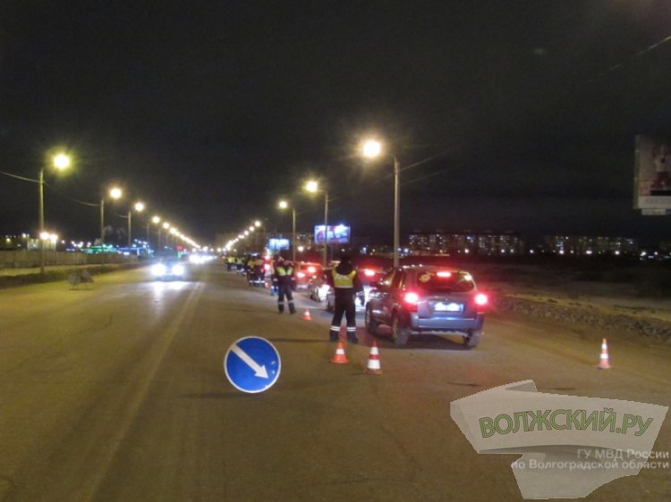 На дорогах Волжского в канун выходных будут ловить бесправников на колесах В пятницу 23 января Госавтоинспекция проведет на дорогах Волжского профилактический рейд под условным названием УНС бесправник Как сообщили Волжский ру в ГАИ по городу Волжскому массовые проверки будут проходить с 19 00 часов до глубокой ночи В центре внимания автоинспекторов окажутся водители севшие за руль после употребления алкоголя а также лица не имеющие права на управление транспортом Безнаказанными не останутся и другие грубые нарушения ПДД Отметим по итогам прошлого рейда в Волжском был выявлено 15 нарушений ПДД Два протокола составили за чрезмерную тонировку еще три за нарушение правил проезда пешеходного перехода Также к ответственности привлекли двоих пешеходов нарушителей Подробнее на Волжский ру   www volzsky ru index php wx 16 wx2 82725 ВолжскийРу волжский vlz