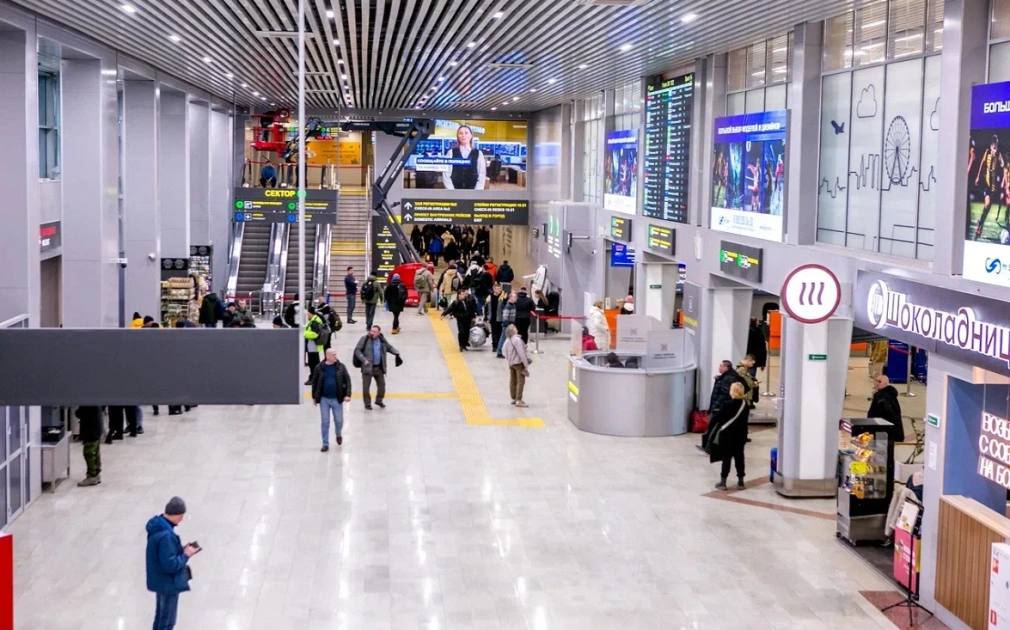 Названы бюджетные направления для путешествий из Уфы в сентябре Уфимцы в сентябре могут отдохнуть вдвоем в нескольких регионах России с бюджетом до 90 тыс руб на проезд и отель сообщили РБК Уфа в сервисе путешествий Туту В такую сумму можно уложиться при поездках из столицы Башкирии в Дагестан Красноярский край Иркутскую Ростовскую и Калининградскую области Так авиапутешествие в Дагестан обойдется в 63 тыс руб В сумму входят авиабилеты туда и обратно и отель на семь ночей на двоих В сентябре в республике авторы исследования советуют посетить бархан Сары Кум и древние горные аулы вроде Чоха или Гуниба В 87 тыс руб обойдется поездка в Иркутскую область Осенью туристы могут подняться к Чертову озеру или съездить на Ольхон к горько соленому озеру Шара Нур 60 тыс руб стоят билеты и проживание в отеле на неделю в Красноярском крае здесь в сентябре туристы могут спуститься в Большую Орешную пещеру и подняться на Торгашинский хребет Поездка в Ростовскую область в сентябре для пары из Башкирии обойдется в 70 тыс руб В данном случае в стоимость включено проживание в отеле неделю и проезд на поезде Осенью здесь рекомендуют посетить Монастырское урочище и Танаис Еще одно бюджетное направление для туристов из Уфы в сентябре Калининградская область Перелет в оба конца и недельное проживание в отеле обойдутся в 83 тыс руб на двоих человек В сентябре здесь советуют посетить Куршскую косу Филинскую бухту Музей марципана и органный концерт в Кафедральном соборе на острове Канта Как писал РБК лидерами по бронированию на сентябрь и октябрь среди российских регионов стали Краснодарский край Ленинградская Калининградская области Крым и Московская область РБК Уфа