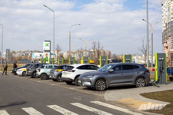 Изменения по тарифам и пошлинам для электромобилей в Беларуси на 2026 год 22 января вступило в силу решение Евразийской экономической комиссии о беспошлинном ввозе электромобилей С этой даты в Беларусь можно ввозить электрокары без пошлины Квота на 2026 год увеличена и составит 20 000 исключительно чистых электромобилей тогда как в 2025 году она составляла 15 000 электромобилей и последовательных гибридов и была исчерпана 1 октября От уплаты пошлин освобождаются только граждане постоянно проживающие в Беларуси При этом запрещается передавать права владения пользования и распоряжения этими электромобилями лицам с гражданством или постоянным проживанием в Казахстане или России а в случае с последовательными гибридами также лицам с гражданством или проживанием в Беларуси Также по 31 декабря 2028 года электромобили ввозимые юридическими лицами на территорию Республики Беларусь с даты выпуска которых прошло не более 5 лет освобождаются от налога на добавленную стоимость Нулевой НДС на электромобили сохраняется вплоть до конца 2028 года как для юридических так и для физических лиц А последовательные гибриды лишаются преференций с 1 января 2026 года при их ввозе в страну придется платить таможенную пошлину в размере 15 от стоимости авто НДС 20 увеличит стоимость как ввозимых автомобилей так и уже находящихся на складах дилеров Это однозначно приведет к подорожанию многих популярных моделей таких как Voyah Free или вся линейка Li Auto Прислать новость EVforum Наши чаты   evНовости