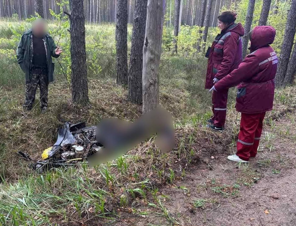 Сегодня утром в ДТП на автодороге Жодино - Зеленый Бор - Кленик в Смолевичском районе погибли несовершеннолетний мотоциклист-бесправник и его пассажир По предварительной информации, 17-летний водитель-бесправник на мотоцикле «Минск» не справился с управлением, съехал в кювет и врезался в дерево. Мотоциклист и его 17-летний пассажир погибли. Оба были без мотошлемов.