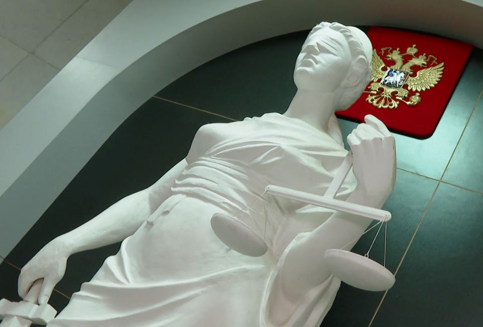 Женщина с психическим расстройством чуть не убила невестку в Крыму Вторник 11 ноября Крым 24 В Бахчисарайском районе женщина с психическим расстройством пыталась убить свою невестку Прокуратура требует отправить ее на принудительное лечение Об этом сообщили в пресс службе регионального ведомства Прокуратура Бахчисарайского района направила в суд уголовное дело против местной жительницы страдающей психическим расстройством которая совершила покушение на убийство своей невестки Инцидент произошел в июле этого года в селе Маловидное Женщина вступила в конфликт с родственницей после чего набросилась на нее с кухонным ножом Ножевые удары она нанесла в грудь пострадавшей а затем пыталась задушить ее Потерпевшей удалось вырваться и выбежать на улицу однако женщина вновь ее Подробнее