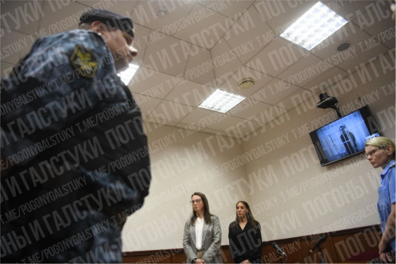 Суд не стал отменять несправедливый арест редактора URA.RU Аллаярова – он преследуется следствием за получение информации о криминальных событиях в Свердловской области. Рассмотрев апелляцию адвокатов, свердловский облсуд не стал менять меру пресечения несмотря на то, что многие – в том числе представители всех парламентских партий и омбудсмен РФ Москалькова – указывали на несправедливость этого решения. Между тем он сам и редакция URA.RU трактуют его действия как базовое выполнение журналистской работы. Защита будет обжаловать вынесенное решение, заявили адвокаты журналиста Герасимова и Харисанова. «Мы считаем меру пресечения чрезмерной и что это своего рода давление на Дениса Аллаярова. Доводы следствия необоснованны. То, что заседание закрыли, считаем нарушением принципа гласности – судебное заседание должно было быть открытым. Мы изложили это в апелляционной жалобе, но наши доводы не были услышаны», – объяснили они. Главный политический канал Урала