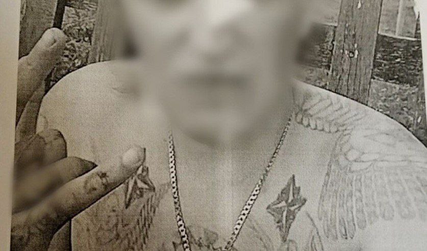 Житель Бешенковичей с помощью нацистской символики продвигал свой TikTok О любителе запретных видеозаписей рассказала официальный представитель УСК по Витебской области Оксана Лазько. Она сообщила, что осенью 2024 года 36-летний житель г.п.Бешенковичи создавал видеоролики, которые размещал в своем аккаунте в социальной сети TikTok. В видеозаписях он всем показывал татуировку на безымянном пальце руки в виде изображения свастики. Любопытно, что до этого он же привлекался к административной ответственности за публичное демонстрирование нацистской символики. По результатам расследования 36-летнему на мужчину завели уголовное дело. Он заключен под стражу. Ему грозит до четырех лет тюрьмы.