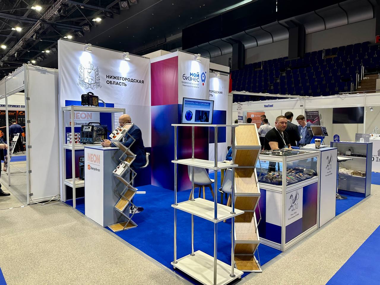 64 нижегородские компании приняли участие в международных выставках на льготных условиях в 2025 году Поездки были организованы региональным Центром поддержки экспорта в рамках нацпроекта Международная кооперация и экспорт ЦПЭ взял на себя расходы на разработку макетов застройку и сопровождение коллективных стендов а также аренду выставочных площадей и мебели Максим Черкасов Международные выставки остаются важным инструментом для выхода бизнеса на внешние рынки В 2025 году нижегородские компании приняли участие в 12 выставках пять из которых прошли внутри страны Такие площадки позволяют предпринимателям не только презентовать свою продукцию но и в формате прямого диалога с потенциальными партнёрами обсудить условия сотрудничества и выстроить устойчивые деловые связи В том числе благодаря участию в выставках предприятия участники заключили экспортные контракты на общую сумму более 935 миллионов рублей Выставки были посвящены широкому спектру отраслей от промышленного производства и химической отрасли до пищевой промышленности строительства металлургии и креативных индустрий Нижегородские компании представили свою продукцию и технологические решения как на крупнейших международных площадках в России так и за рубежом в Беларуси Казахстане Узбекистане Объединённых Арабских Эмиратах и Саудовской Аравии Получить консультацию по всем актуальным мерам поддержки ЦПЭ НО можно по телефону 7 831 435 18 48 Мой Бизнес 52 в MAХ         Все меры поддержки в центре Мой бизнес 8 800 301 29 94