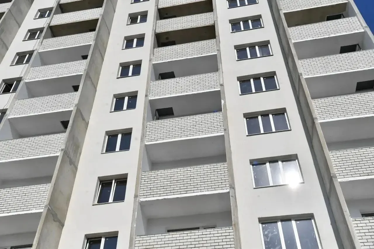 Список муниципалитетов которые вошли в новое решение по переселению из аварийного жилья   Балаково   Балашов   Балтайский район   Вольск   Саратов   Красный Кут   Маркс   Петровск   Пугачев   п Алексеевка Хвалынского района   Энгельс и Энгельсский район В рамках этого этапа в общей сложности планируется расселить свыше 32 тысяч квадратных метров Новое жилье получат более 2 тысяч человек