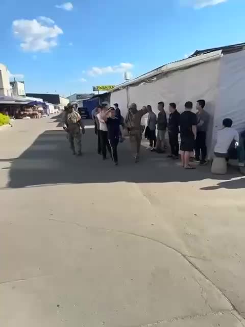 В Воронеже выявлены 23 нелегальных мигранта из Вьетнама на Остужевском рынке