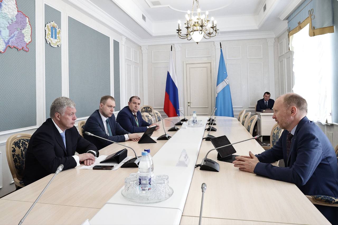 Заместитель руководителя Рослесхоза Вячеслав Спиренков встретился с Губернатором Ульяновской области Алексеем Русских. Реализация федпроекта «Сохранение лесов» «Ульяновская область успешно выполнила показатели федпроекта. Основной показатель по отношению площади восстановленных лесов превысило площадь вырубленных и погибших почти на 71%. Уверен, что в рамках обновленного федпроекта регион продолжит работу в этом направлении», - подчеркнул замруководителя Рослесхоза Вячеслав Спиренков. Задачи перед регионом «Наш регион среди лидеров в ПФО по лесовосстановлению — за 2024 году высадили 1500 га молодого леса, в планах на этот год также 1500 га. Нарастить темпы поможет новый нацпроект «Экологическое благополучие», в том числе за счет создания новых объектов лесного семеноводства», - отметил Губернатор Ульяновской области Алексей Русских. Что еще обсудили на встрече? - стороны обсудили механизмы повышения зарплаты работников лесопожарных формирований Ульяновской области.
