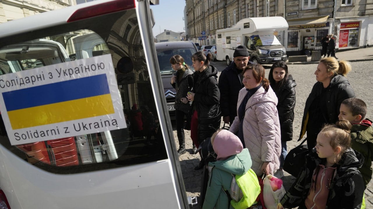 Украинцы стали лидерами по числу совершённых иностранцами преступлений в Польше  Чаще всего сотрудники полиции задерживали их за езду в состоянии алкогольного опьянения.  Речь идёт о почти трёх тысячах таких правонарушений. 930 раз граждан Украины арестовывали за кражи и 460 раз — за мошенничество. По информации Главного управления полиции Польши, в прошлом году украинцы нарушили закон 9 753 раза.   Фото: AP / Sergei Grits    Подпишись на «Говорит Москва»