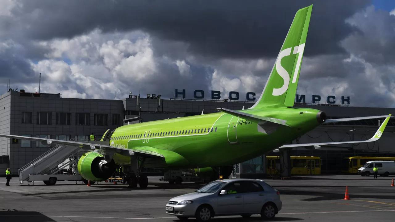 Третий самолет S7 сломался в воздухе за месяц Airbus A320neo авиакомпании S7, выполнявший рейс из Москвы в Якутск, совершил аварийную посадку в аэропорту Талакан Республика Саха из-за отказа двигателя. Инцидент произошёл 31 мая вечером, экипаж доложил о проблеме и запросил снижение. Никто не пострадал, пассажиров эвакуировали резервным самолетом из Новосибирска. Это уже третий серьёзный инцидент с самолетами S7 за месяц. Ранее 18 мая Boeing 737-800 вынужден был вернуться в аэропорт сразу после взлёта из-за неисправности шасси. А 17 мая Airbus A320 с 150 пассажирами экстренно сел в Новосибирске из-за отказа двигателя. Следственный комитет начал проверку по статье 263 УК — нарушение правил безопасности движения и эксплуатации воздушного транспорта. Выясняются причины технических неисправностей и соблюдение авиакомпанией норм безопасности. Подписаться Прислать новость