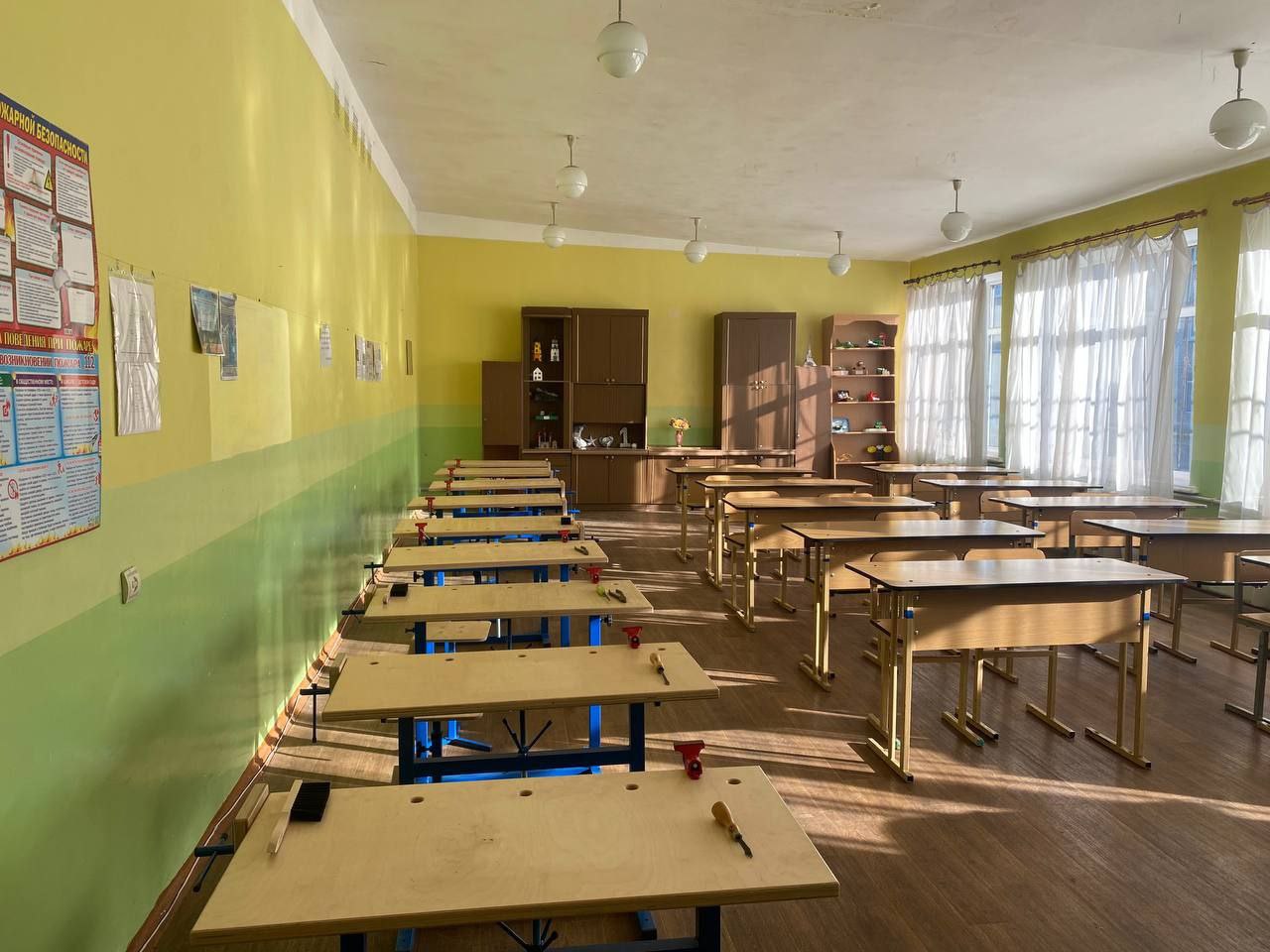 Все школы и детсады Донецка подготовят к очному формату обучения уже с 1 сентября В планах — возобновить работу образовательных учреждений в Куйбышевском, Киевском, Кировском и Петровском районах города, где раньше это было невозможно из-за оперативной обстановки. Об этом сообщил Глава ДНР Денис Пушилин в ходе прямой линии. «Конечно, мы их восстановим, но это вопрос времени. Для учеников этих учебных заведений временно будет организовано обучение в ближайших школах и детсадах», — отметил он. На данный момент в ДНР в очном режиме работают 493 школы из 587 и 443 детских сада из 565. Параллельно продолжается ремонт образовательных учреждений: в этом году планируют привести в порядок 109 объектов, а 550 школ получат новое оборудование и мебель. Фото: телеграм-канал Главы ДНР Дениса Пушилина
