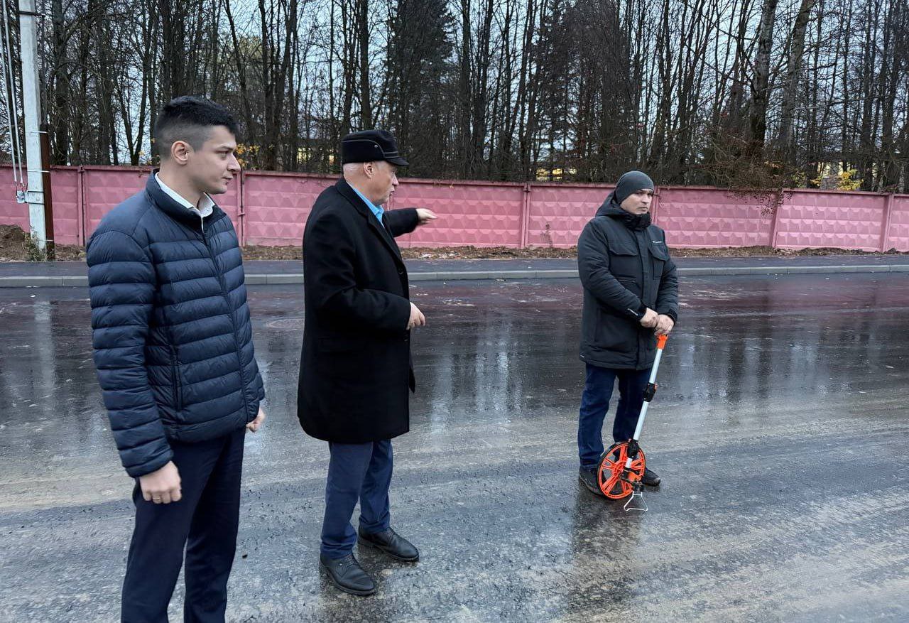 В г Хотьково завершаются работы по ремонту дороги у ЖК Клевер Всего обустроено более 370 метров нового дорожного полотна Дополнительно отремонтирован тротуар вдоль улицы Работы выполнены в рамках программы Развитие и функционирование дорожно транспортного комплекса Ход ремонтных работ контролировал заместитель главы Сергиево Посадского округа Илья Кошелев Рабочим осталось нанести разметку и завершить благоустройство