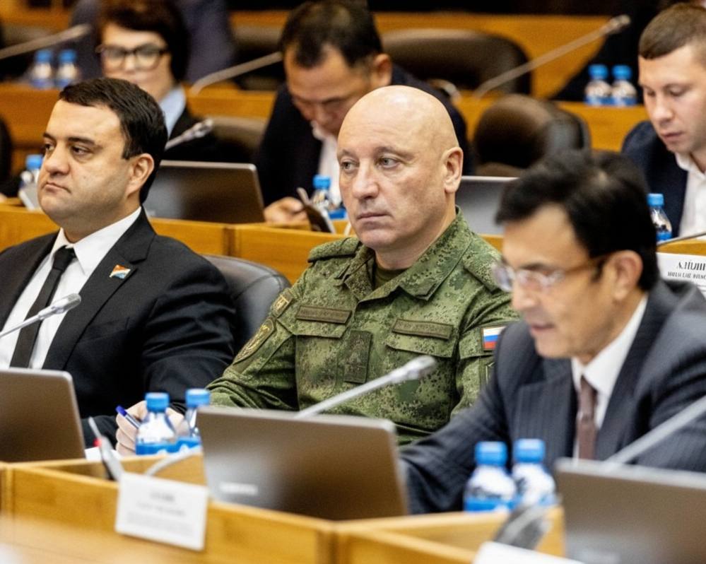 Глава соцкомитета Заксобрания Приморья Игорь Чемерис уехал на СВО Председатель комитета Заксобрания Приморья по социальной политике Игорь Чемерис подписал контракт на участие в специальной военной операции По данным собеседников в окружении депутата контракт заключён на полгода службу он будет проходить в Херсонской области Именно с этим связан его уход с руководящей должности в парламентском комитете Перед отъездом Чемерис предложил временно передать полномочия председателя своему заместителю Николаю Алёшину это решение поддержали члены комитета Кадровый вопрос рассмотрели в закрытом режиме без посторонних Формально речь идёт о длительной командировке но фактически о контракте с Минобороны Источник primamedia Подписаться забустить