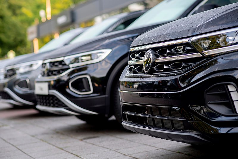 Volkswagen сообщил об убытках из-за пошлин Трампа Немецкий автоконцерн заявил, что торговая политика президента США привела к убыткам в $1,5 млрд в первом полугодии 2025 года. При этом продажи компании в Северной Америке сократились на 16%. Volkswagen также предупредил о новых рисках из-за «политической неопределённости, ужесточения торговых ограничений и геополитической напряжённости».
