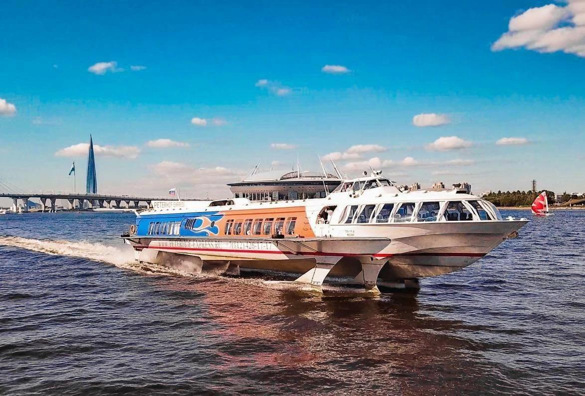 Кингисеппский машиностроительный завод к 2026 году заложит новое судно «Метеор Эко» Военно-промышленный холдинг «Кингисеппский машиностроительный завод» КМЗ и Центральное конструкторское бюро по судам на подводных крыльях ЦКБ по СПК имени Р. Е. Алексеева работают над созданием нового судна на подводных крыльях «Метеор Эко». Планируется, что судно будет заложено и выйдет в навигацию в 2026 г., сообщила пресс-служба КМЗ. По данным холдинга, новый корпус «Метеор Эко» будет отличаться от судов этого проекта. На судно планируют установить гибридную силовую установку, которая обеспечит хорошую звукоизоляцию, малое потребление топлива, соответствие новым экологическим стандартам и повышение энергоэффективности. «Метеор Эко» будет рассчитан на 120 пассажиров. Его средняя скорость составит около 65 км/ч. : Пресс-служба «Астра Марин» Подпишитесь на «Ведомости Северо-Запад»