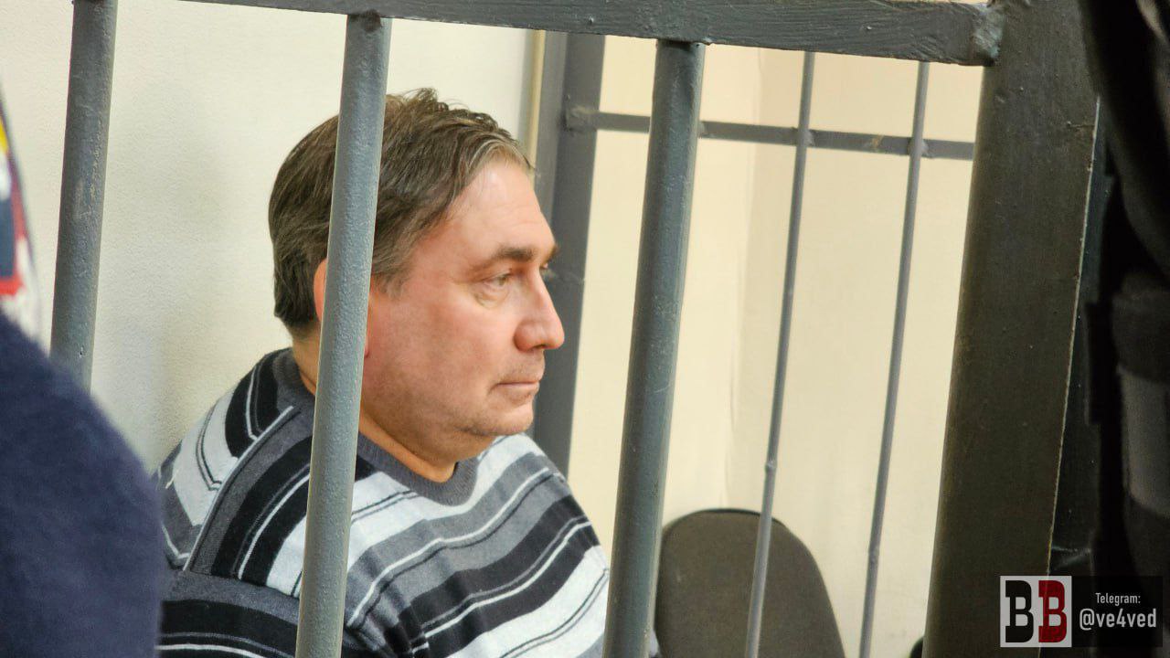 Бывшего министра ЖКХ Николая Смирнова выпустили из-под стражи Суд изменил меру пресечения на запрет определенных действий. Ленинский суд рассмотрел ходатайство следователя о продлении меры пресечения в виде заключения под стражу экс-министру ЖКХ Николаю Смирнову. Суд отказал в удовлетворении ходатайства. «Обвиняемому Смирнову изменена мера пресечения с заключения под стражу на запрет определенных действий. Его освободили в зале суда», — сообщает канал судов Свердловской области. Смирнова обвиняют в получении взятки, его поместили в СИЗО 24 января. Телеграм-канал Поддержать Подписаться Прислать новость 18+