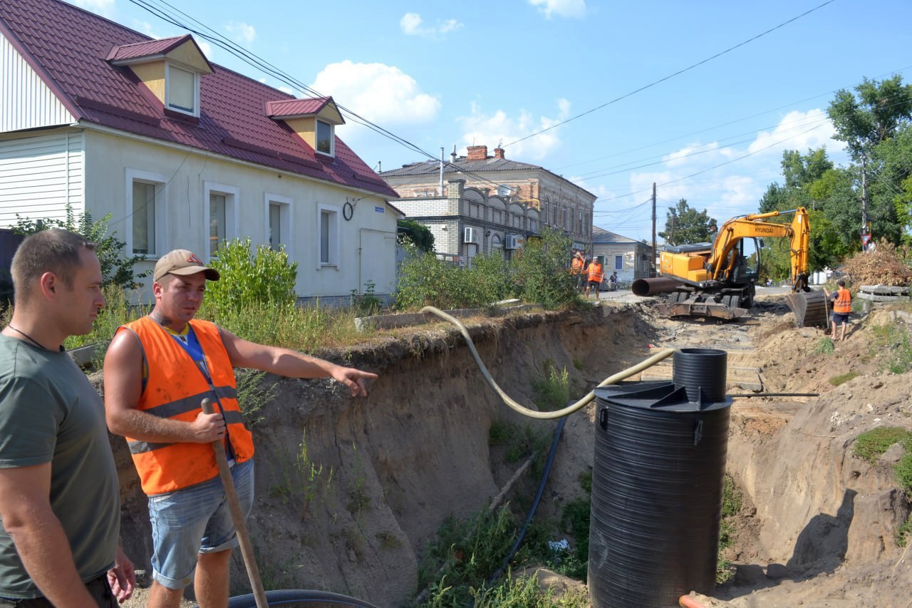 Продолжаются работы по ремонту и модернизации систем водоснабжения и водоотведения в Старобельском муниципальном округе.  Мой первый заместитель, Андрей Сергеевич Калиничев, посетил строительство самотечного канализационного коллектора по улице III-интернационала. Он встретился с рабочими и руководством компании-подрядчика ООО "Атрокс" и убедился, что работы ведутся согласно плану и с соблюдением всех необходимых норм, уже уложено 475 метров нового трубопровода. Этот проект имеет огромное значение для улучшения санитарно-эпидемиологической ситуации в городе и обеспечения экологической безопасности.  Кроме того, аварийные бригады, организованные при содействии шефа региона, устранили порывы в селе Петровское, а также на улицах Заречной и Ленина в Старобельске. Успешно ликвидированы аварии на квартале Ватутина 4 и улице Южной 33. Бригады также провели работы по прочистке колодцев на улицах Семашко и Старотоганрогская.  Благодаря совместным усилиям и поддержке шефа региона мы обеспечиваем качественный ремонт систем водоснабжения и водоотведения, что является залогом комфортной жизни наших жителей.