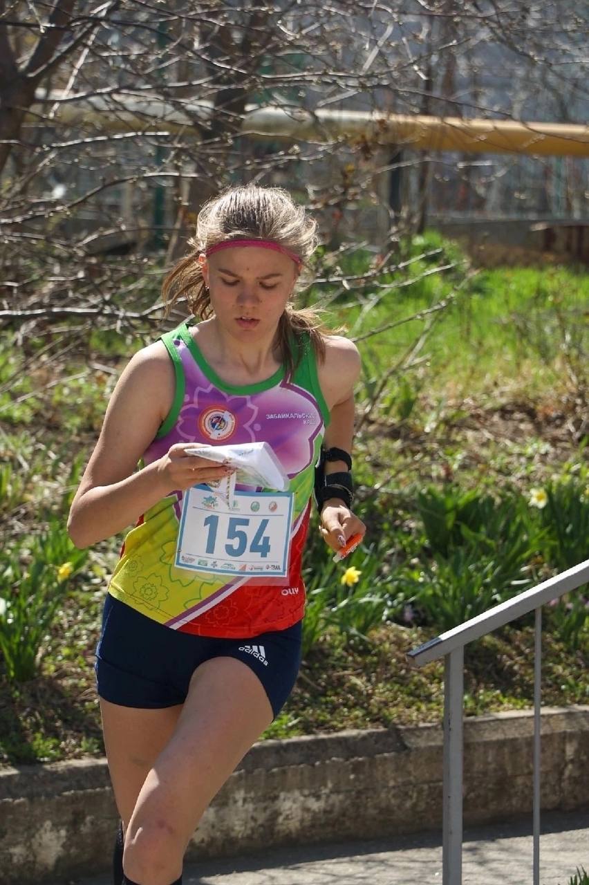 ЗОЛОТАЯ МЕДАЛЬ ПЕРВЕНСТВА РОССИИ СРЕДИ ЮНИОРОК В КОПИЛКЕ СБОРНОЙ КОМАНДЫ ЗАБАЙКАЛЬСКОГО КРАЯ В горле Железноводск с 6 по 9 ноября проходит Первенство России по спортивному ориентированию кроссовые дисциплины В первый день в дисциплине Кросс классика общий старт забайкальская спортсменка Диана Дутова завоевала золотую медаль среди юниоров до 23 лет Напомним что Диана Дутова является спортсменом инструктором Регионального центра спортивной подготовки Забайкальского края Подготовили талантливую спортсменку Алексей Лукьяненко и Наталья Логутенко Также Софья Парыгина по группе Девушек до 15 лет уверенно входит в 20 ку сильнейших спортсменок из 167 участников группы что является отличным результатом Поздравляем Читайте нас minsportzk