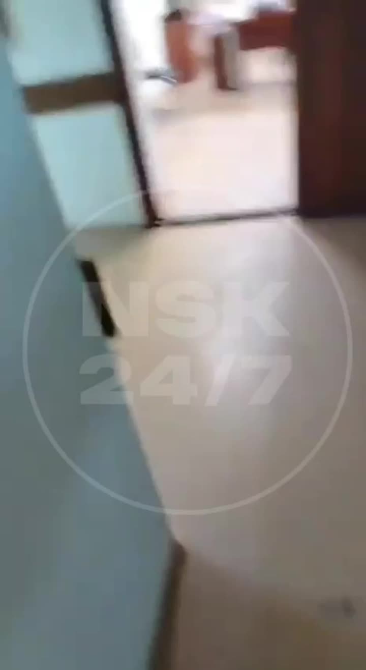 Охранник отчитывает пьяного чиновника в администрации Новосибирска